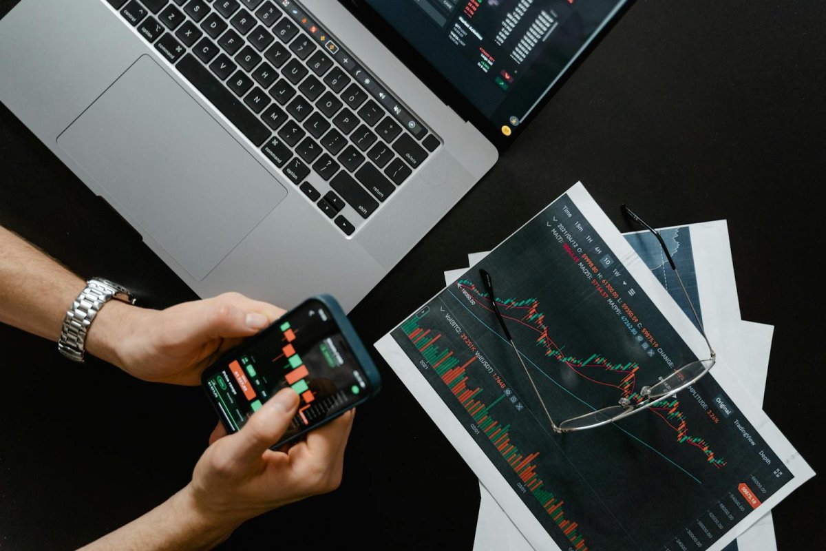 Equity curve chart showing drawdown periods in red