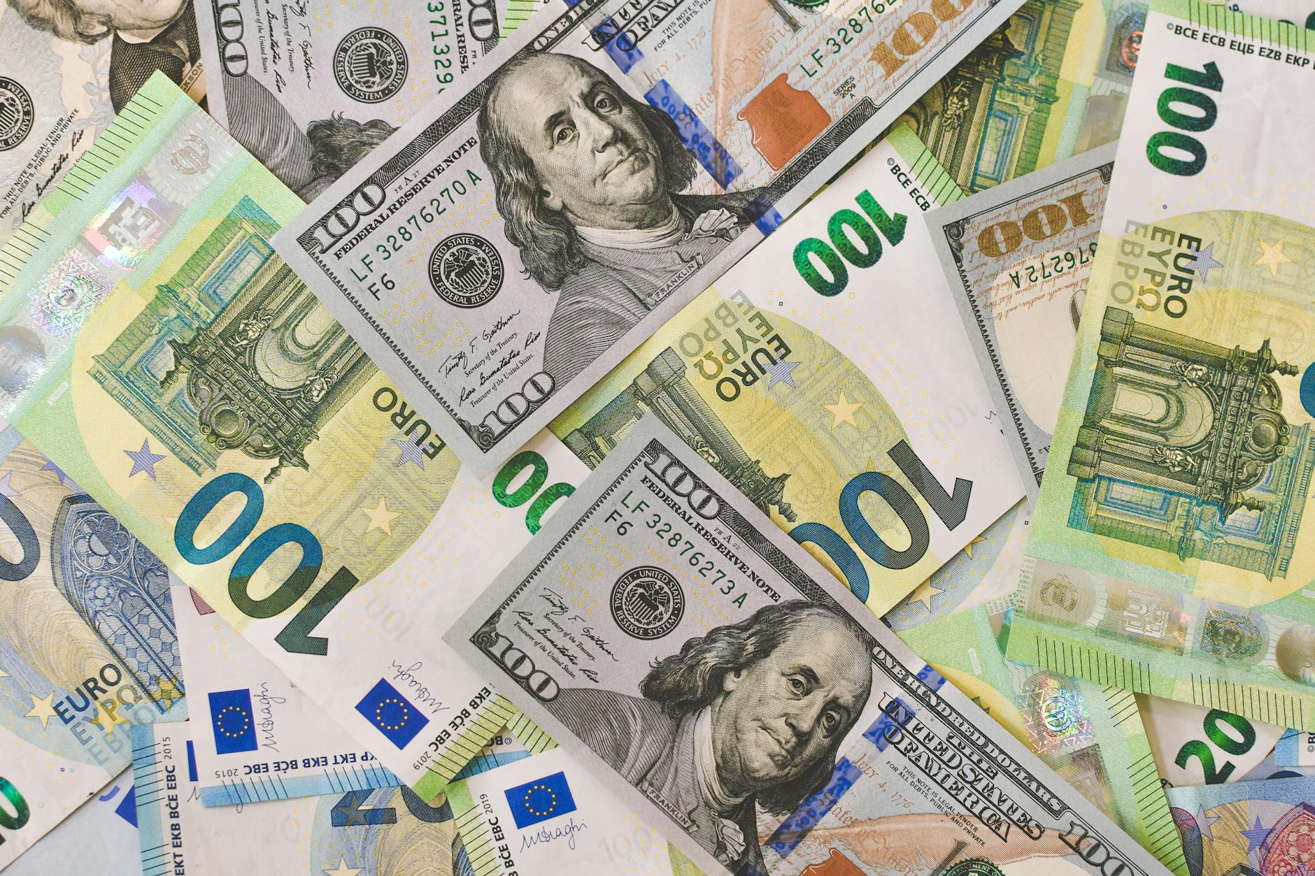 FOMC 对阵 ECB:PMTS AI 如何在宏观政策分化中交易 XAUUSD — 2026 年 5 月 16 日