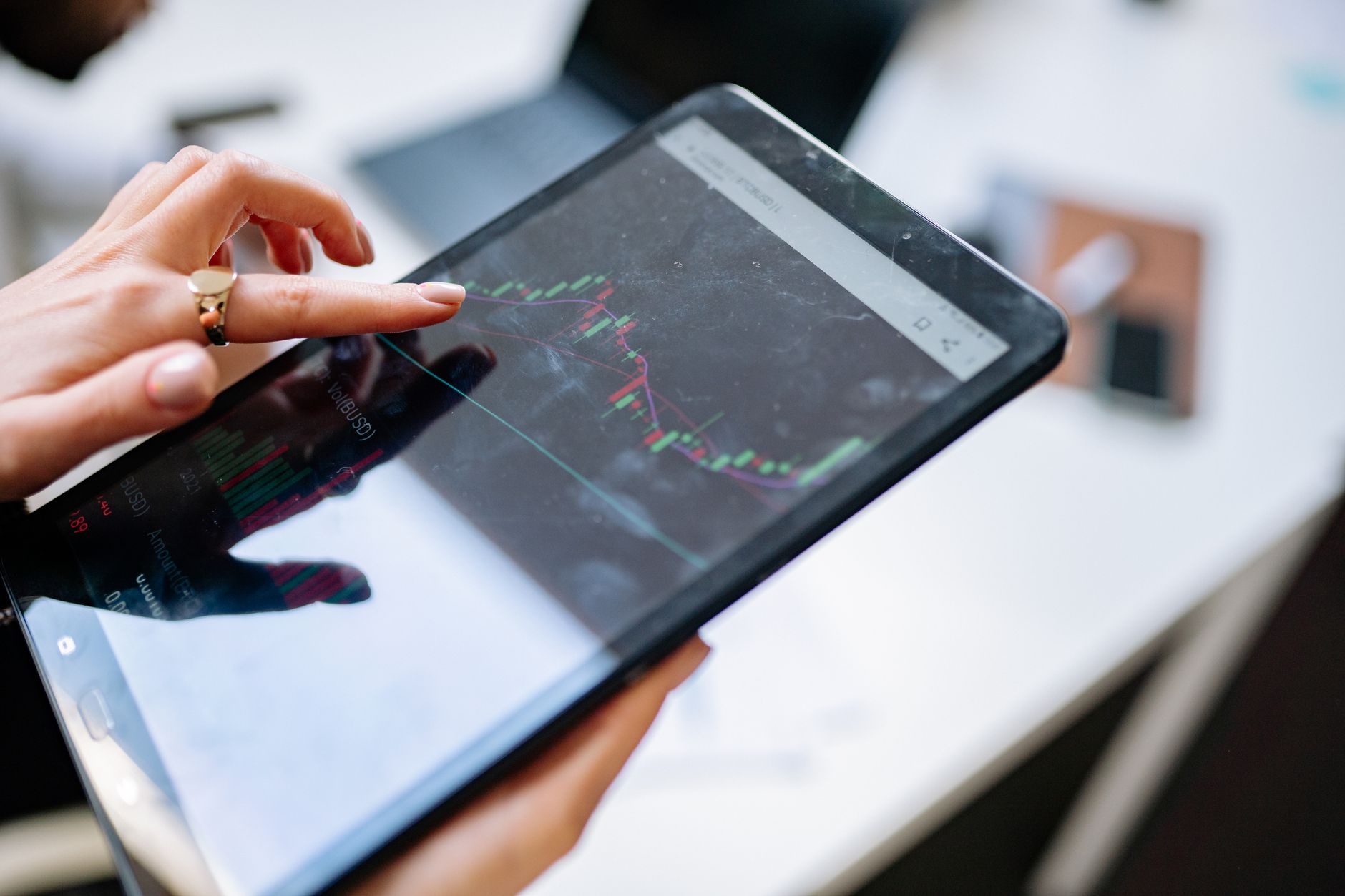 Manual Trading vs. AI Trading: Advantages, Limitations, and What Live Data Shows